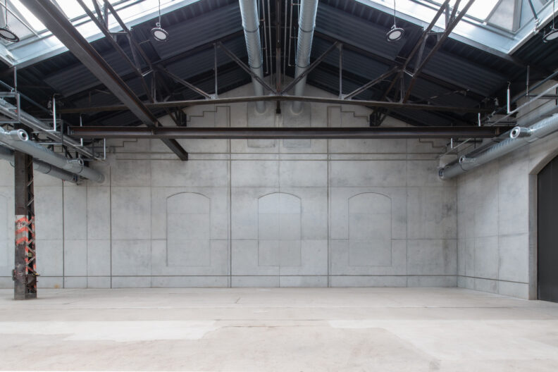 2022_B26_06-Wagenhallen-Stuttgart-Michael-Reiner Innenperspektive Multifunktionshalle mit Dachfensterder Wagenhallen Stuttgart