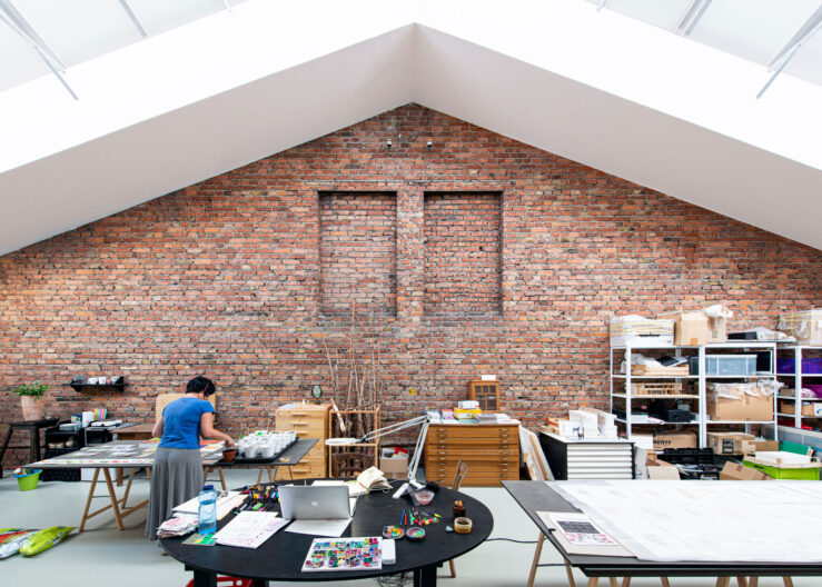 2022_B26_08_Wagenhallen-Stuttgart-Michael-Reiner Innenperspektive Künstlerstudio mit Sichtklinkerwänden und diffusem Dachlicht in den Wagenhallen Stuttgart