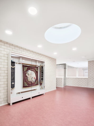 Innenperspektive Fahnenraum mit Oberlicht im Feuerwehrger&auml;tehaus Hallstadt