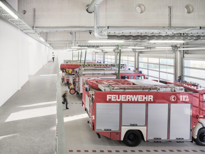 Innenperspektive Fahrzeughalle im Feuerwehrger&auml;tehaus Hallstadt
