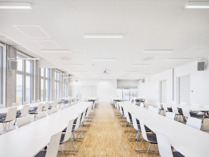 Innenperspektive bestuhlter, lichtdurchfluteter Schulungsraum im Feuerwehrger&auml;tehaus Hallstadt