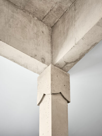 Detailfotografie Stahlbeton St&uuml;tzenkapitell im Feuerwehrger&auml;tehaus Hallstadt