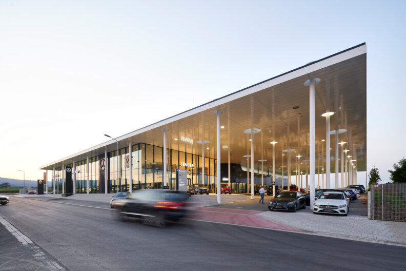 Au&szlig;enperspektive Haupteingang und &uuml;berdachte Au&szlig;enfl&auml;che des Autohaus Senger