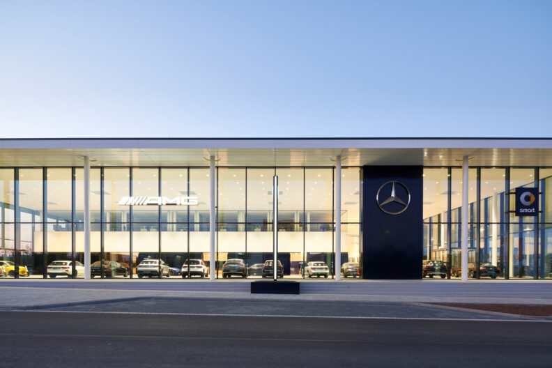 Au&szlig;enperspektive vollverglaste Fassade des Autohaus Senger
