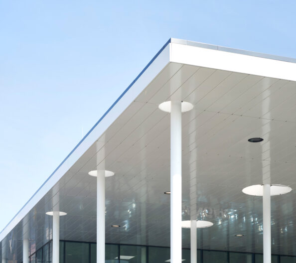 Au&szlig;enperspektive Detail auskragendes Dach des Autohaus Senger