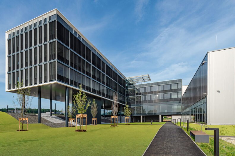 Au&szlig;enperspektive sich zwischen Geb&auml;uden aufspannender Freiraum RINGANA Campus