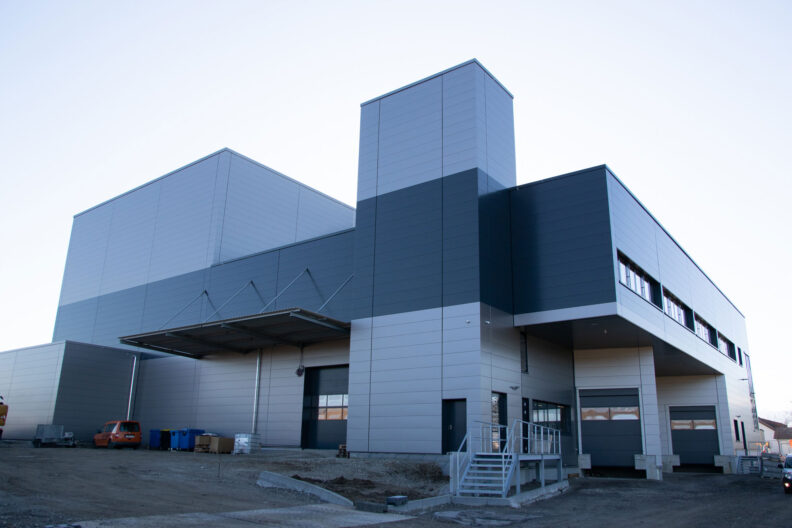 Au&szlig;enperspektive Neubau Logistik- und Lagergeb&auml;ude