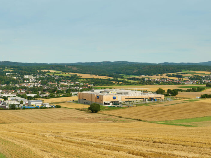Au&szlig;enperspektive Einbettung in die Umgebung des Neubau des Produktionsstandorts f&uuml;r BRITA in Bad Camberg