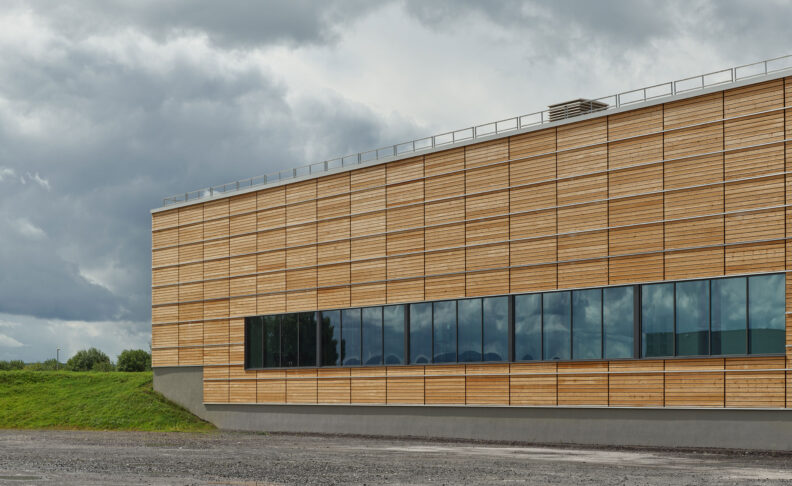 Au&szlig;enperspektive Detailfotografie der Fassade des Neubau des Produktionsstandorts f&uuml;r BRITA in Bad Camberg