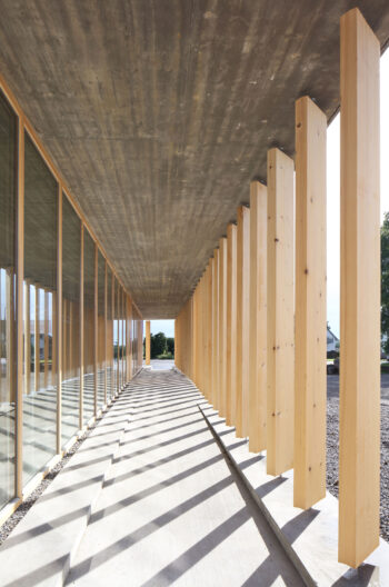 Au&szlig;enperspektive Schwellenraum zwischen Fassade und vorgestellten Holzelementen der Um- und Erweiterung B&uuml;rogeb&auml;ude Fa. Fritschle GmbH