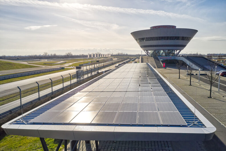 Blick auf die &Uuml;berdachung der Schnellladestation Porsche Leipzig mit Solarpaneelen