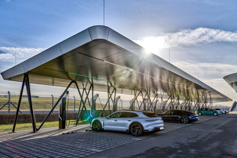 Perspektive &Uuml;berdachung der Schnellladestation Porsche Leipzig bei Tageslicht und in Benutzung