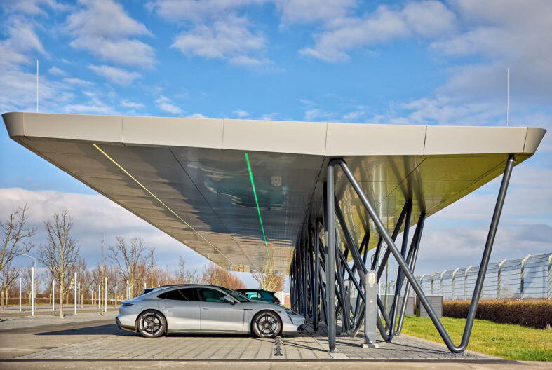 Seitenansicht der &Uuml;berdachung der Schnellladestation Porsche Leipzig bei Tageslicht
