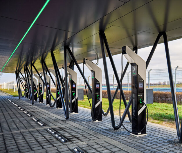 Ansicht der Lades&auml;ulen unterhalb der &Uuml;berdachung der Schnellladestation Porsche Leipzig