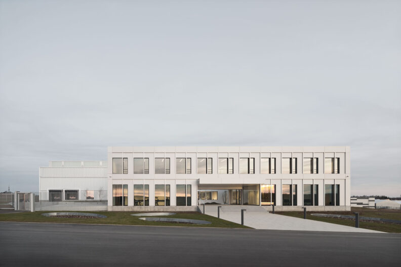 Ansicht Eingang Neubau Produktion und Verwaltung Trautwein Pr&auml;zisionsdrehteile GmbH