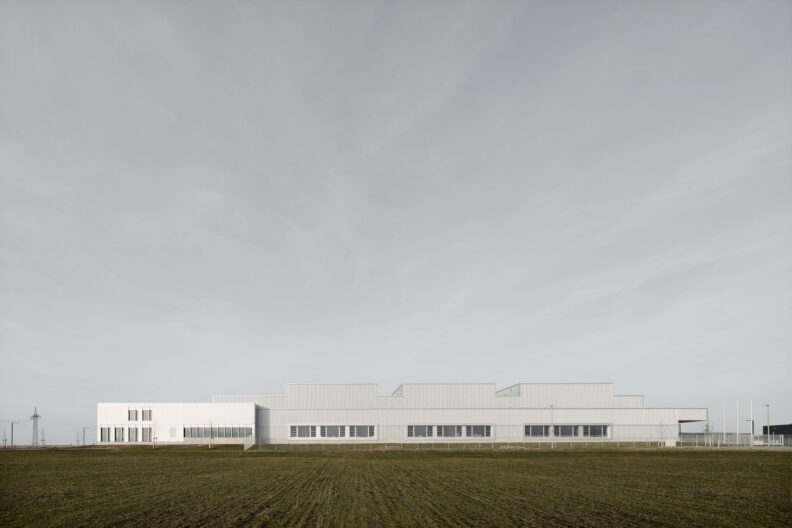 Seitenansicht Produktionshalle Trautwein Pr&auml;zisionsdrehteile GmbH