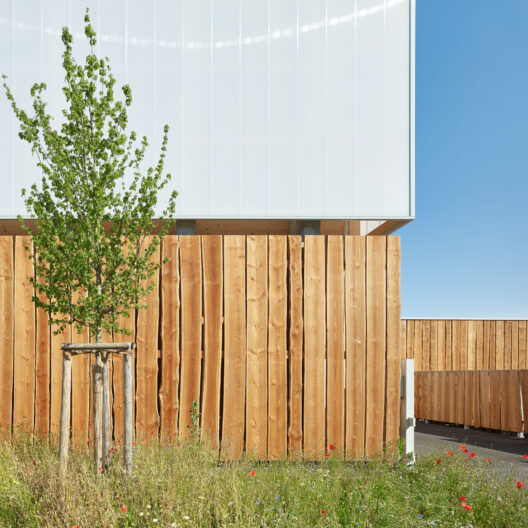Au&szlig;enperspektive Detailansicht Fassade Hauptgeb&auml;ude mit Gr&uuml;nfl&auml;che, AWS Betriebshof Vogelsang, Stuttgart West/DE