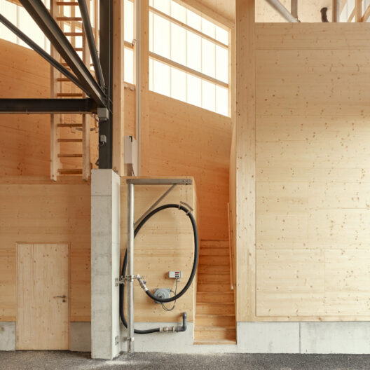 Innenperspektive mit Holzw&auml;nden und Holztreppe nur Sockel aus Beton im AWS Betriebshof Vogelsang, Stuttgart West/DE