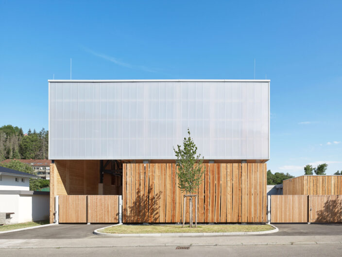 Au&szlig;enperspektive Frontalansicht Hauptgeb&auml;ude mit Holz und Polycarbonat Fassade, AWS Betriebshof Vogelsang, Stuttgart West/DE