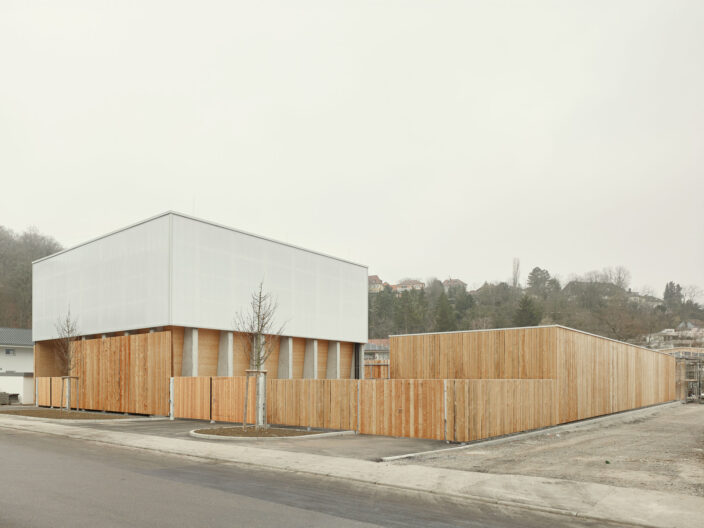 Au&szlig;enperspektive Blick von Stra&szlig;e aus auf AWS Betriebshof Vogelsang, Stuttgart West/DE