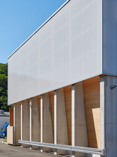 Au&szlig;enperspektive Fassade mit vielf&auml;ltiger Materialit&auml;t aus Stahlbeton, Holz und Polycarbonat des AWS Betriebshof Vogelsang, Stuttgart West/DE