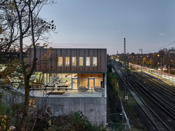 Au&szlig;enraumperspektive N&auml;he zu Gleise und Haltestation der Neugestaltung Betriebsstandort Deckerstra&szlig;e