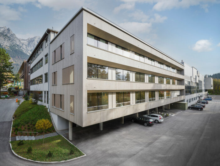 Au&szlig;enperspektive Holzfassade der Swarovski Optik Verwaltung und Produktion