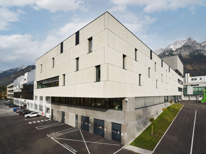 Au&szlig;enperspektive der Swarovski Optik Verwaltung und Produktion