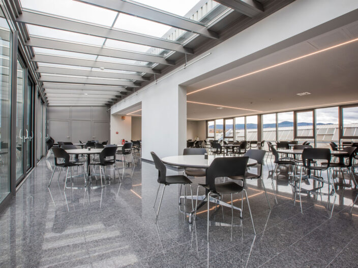 2022_B43_KÖNIG METALL ACADEMY Innenperspektive Cafeteria KÖNIG METALL ACADEMY