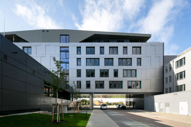 Au&szlig;enperspektive Stra&szlig;en&uuml;berbauung WIBU IT Campus: WIBU Hauptquartier und House of IT-Security
