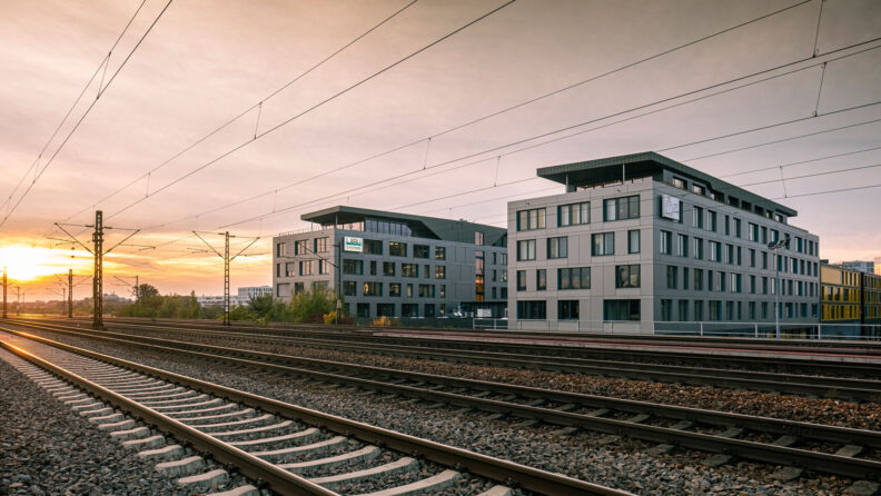 Au&szlig;enperspektive gleisseitig WIBU IT Campus: WIBU Hauptquartier und House of IT-Security