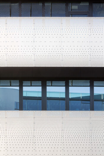 Fassade Zentrum f&uuml;r Pr&auml;zisionstechnik Pforzheim