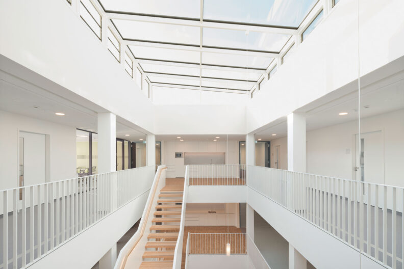 Innenperspektive Atrium - Begegnung im Raum Fraunhofer-Institut f&uuml;r Integrierte Schaltungen IIS Dresden, Neubau Institutsgeb&auml;ude EAS