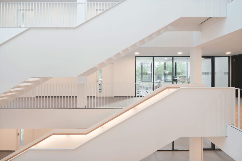Besprechungsr&auml;ume &ouml;ffnen sich zum Atrium Fraunhofer-Institut f&uuml;r Integrierte Schaltungen IIS Dresden, Neubau Institutsgeb&auml;ude EAS