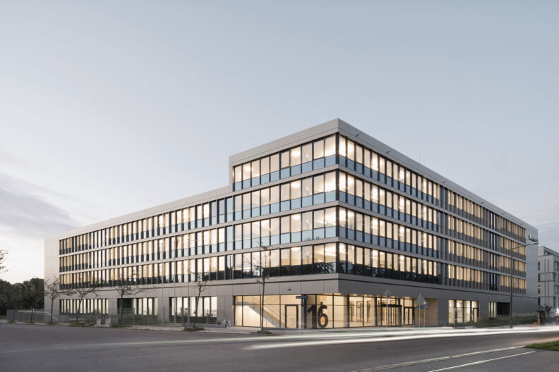 Perspektive Haupteingang an der st&auml;dtischen Alleenachse Fraunhofer-Institut f&uuml;r Integrierte Schaltungen IIS Dresden, Neubau Institutsgeb&auml;ude EAS
