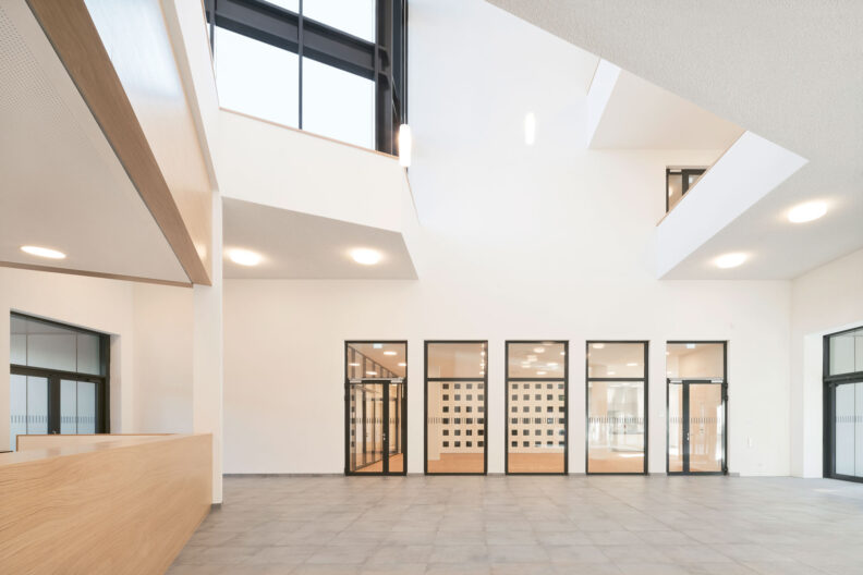Foyer und angrenzende Cafeteria mit Kunst &bdquo;Adaptive Rotation" Fraunhofer-Institut f&uuml;r Integrierte Schaltungen IIS Dresden, Neubau Institutsgeb&auml;ude EAS
