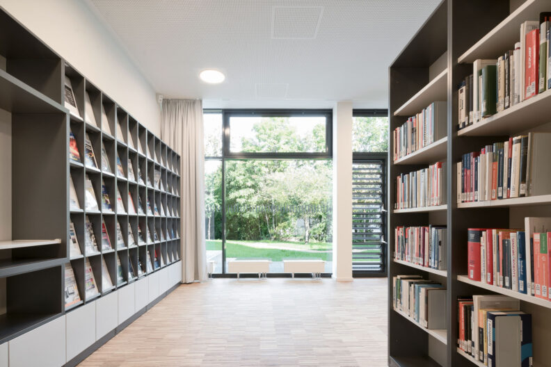 Bibliothek mit Terrasse zum Garten Fraunhofer-Institut f&uuml;r Integrierte Schaltungen IIS Dresden, Neubau Institutsgeb&auml;ude EAS
